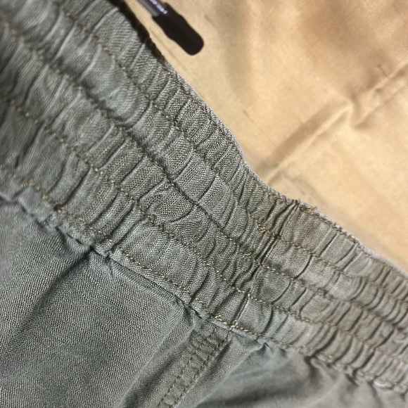 Comfy lightweight army green linen pants with 4 pockets, and elastic waist😊 - Picture 6 of 6